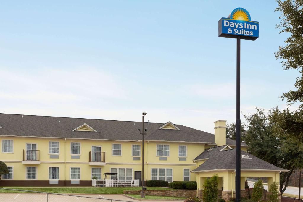 Days Inn & Suites DFW Airport South